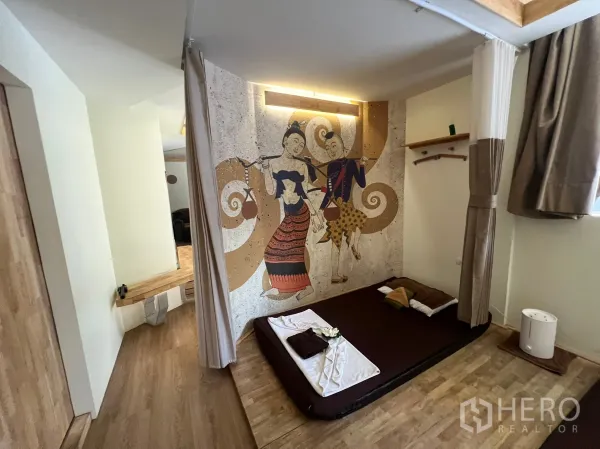 พื้นที่ขายปลีก ให้เช่าในKhlong Toei, Bangkok - ห้องทรีตเมนต์พื้นไม้ เบาะนอนเตี้ย พร้อมภาพจิตรกรรมตกแต่ง.