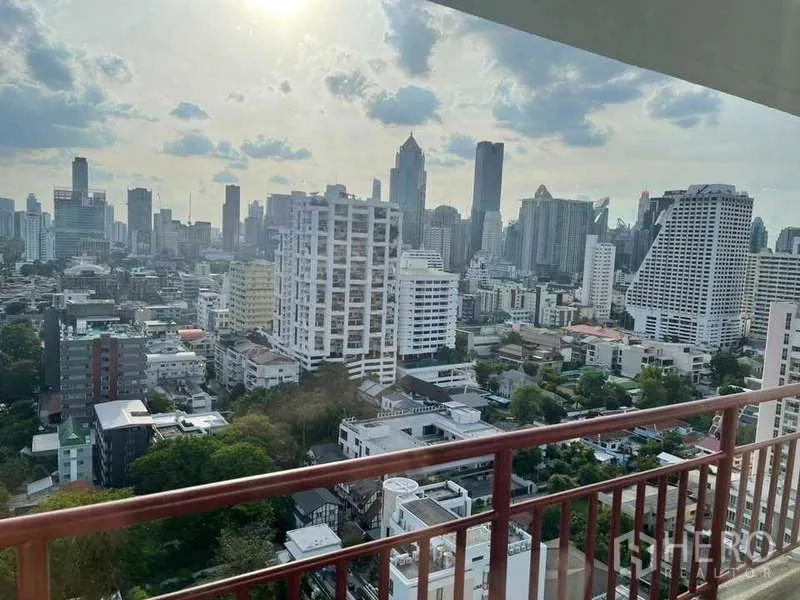 คอนโด ให้เช่าหรือขายในKhlong Toei, Bangkok - ระเบียงส่วนตัวราวสีแดง มองเห็นสกายไลน์กรุงเทพฯ แบบพาโนรามา