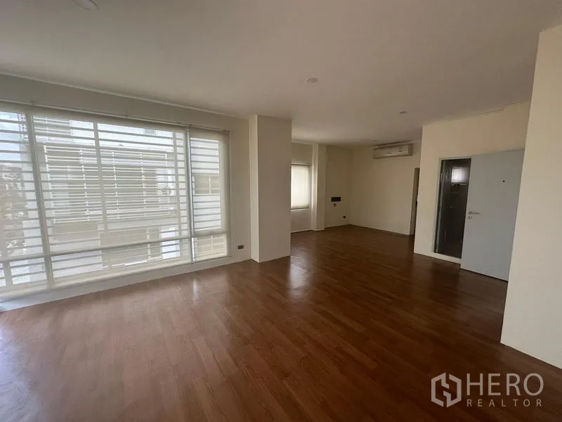 สำนักงานที่บ้าน ให้เช่าในWang Thonglang, Bangkok - ห้องขนาดกว้าง พื้นไม้ หน้าต่างรอบด้าน พร้อมแอร์