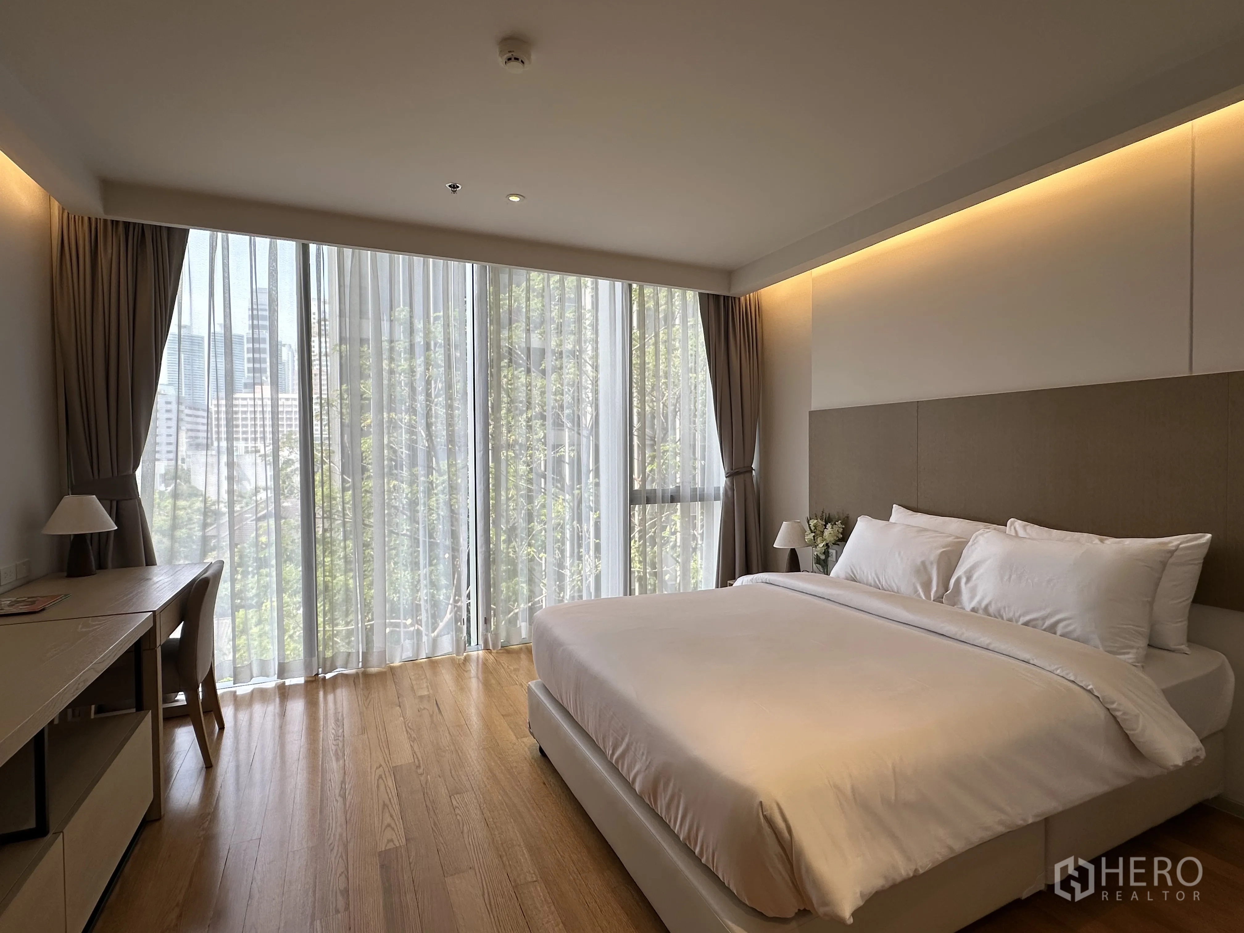 คอนโด for rent in Khlong Toei, Bangkok - ห้องนอนที่สองรับแสงดีพร้อมเตียงคิงไซซ์ โต๊ะทำงาน และหน้าต่างพาโนรามา