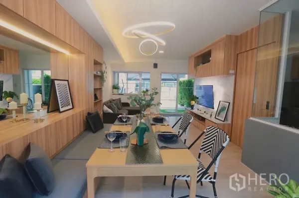 ทาวน์เฮาส์ ให้เช่าในPrawet, Bangkok - พื้นที่นั่งเล่นรับประทานอาหารแบบโอเพน พร้อมตู้บิลท์อินลายไม้และโคมไฟสมัยใหม่