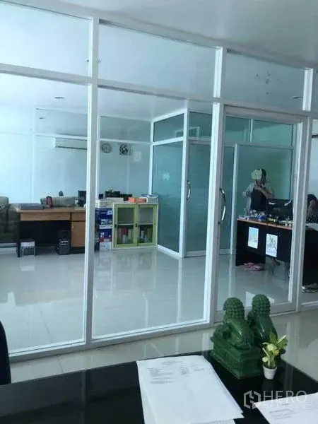 工厂 出租或出售在Samut Prakan - 开放式办公区，玻璃隔断、空调与办公桌。