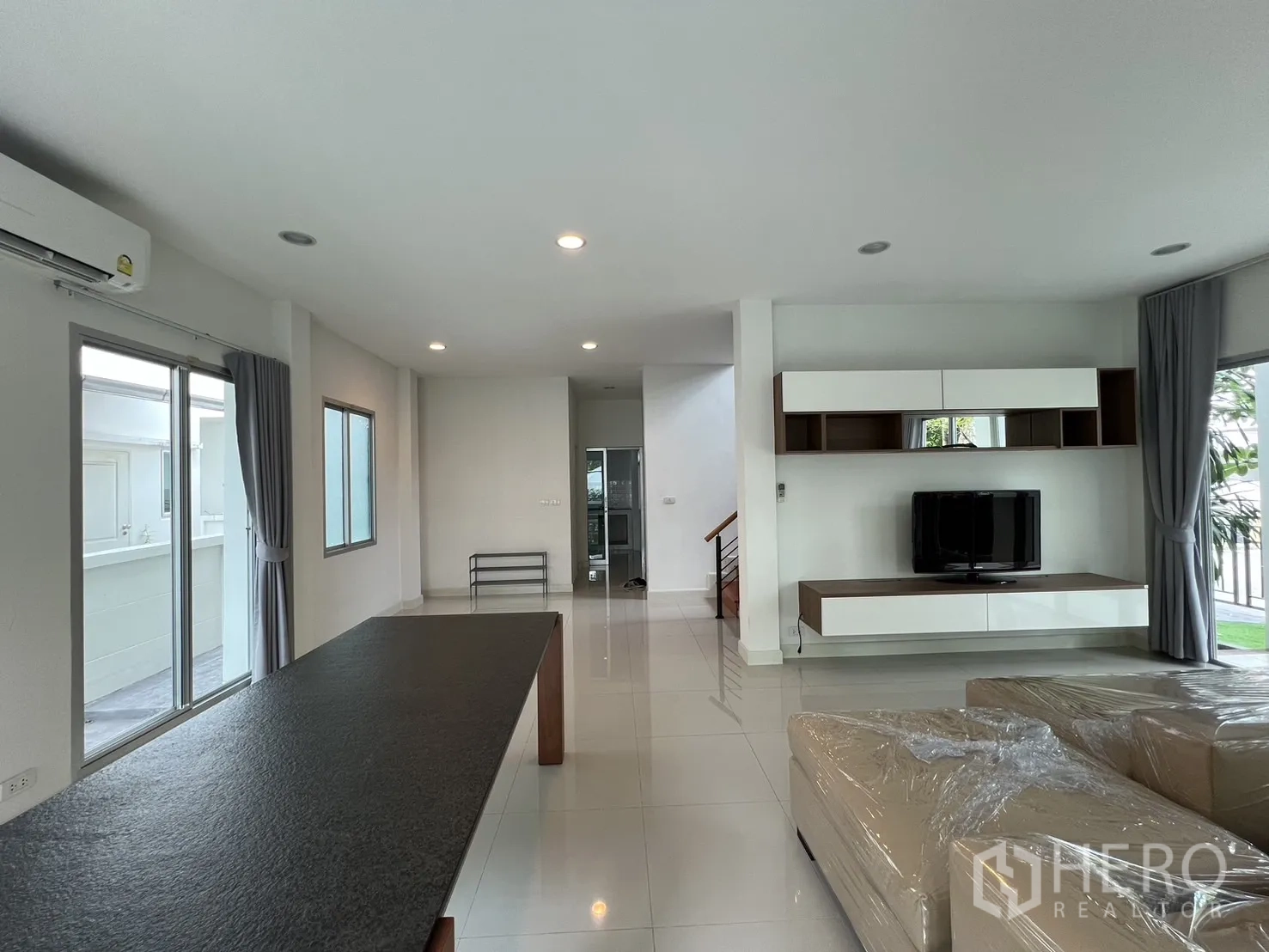 独立式住宅 出租在Saphan Sung, Bangkok - 从餐区望向客厅与楼梯的通透一层空间