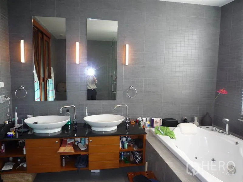 บ้าน ให้เช่าในKhan Na Yao, Bangkok - ห้องน้ำสไตล์ร่วมสมัย อ่างล้างหน้าคู่ กระจกยาว และอ่างอาบน้ำขนาดใหญ่