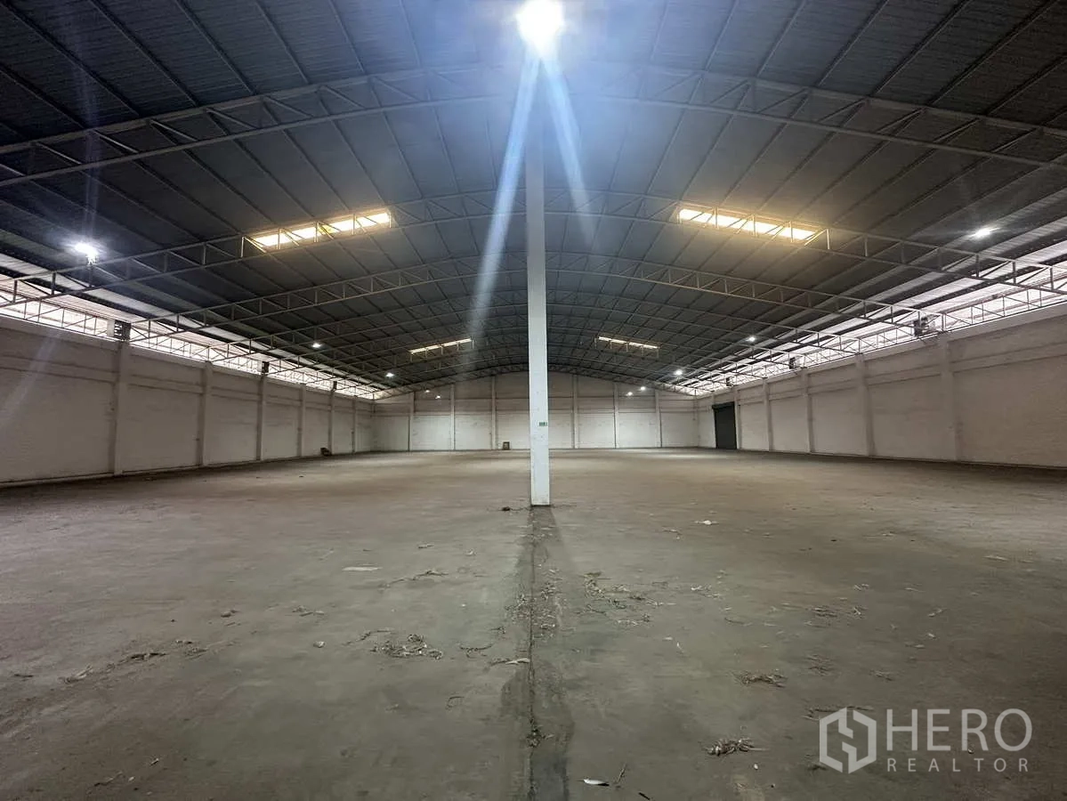 货栈 出租在Phra Nakhon Si Ayutthaya - 对称视角的大型仓库区域，中间立柱与端部卷闸门。