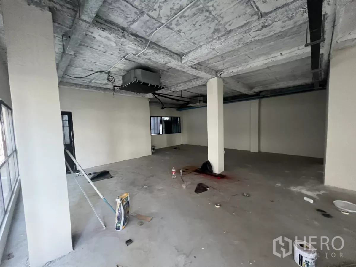 零售空间 出租在Watthana, Bangkok - 未完成的零售区，层高充足，侧窗引入大量自然光。