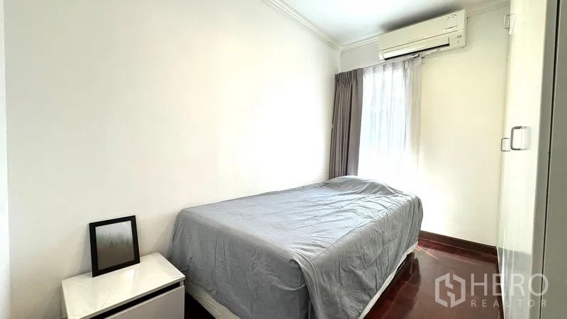 คอนโด ให้เช่าหรือขายในWatthana, Bangkok - ห้องนอนรองขนาดกะทัดรัด มีหน้าต่าง เครื่องปรับอากาศ และตู้เสื้อผ้า