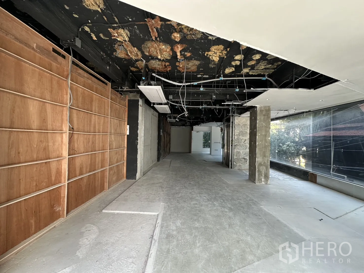 Retail Space for rent in Watthana, Bangkok - Large unfinished floor with exposed black ceiling, wiring, and a long side window.