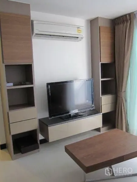 คอนโด ให้เช่าในKhlong Toei, Bangkok - ผนังบิวท์อินวางทีวีพร้อมชั้นเก็บของ เครื่องปรับอากาศ และผ้าม่านสูงจรดเพดาน