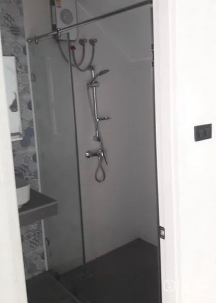 สำนักงานที่บ้าน ให้เช่าในKhlong Toei, Bangkok - ห้องน้ำพร้อมตู้ชาวเวอร์กระจก ชุดฝักบัว และเครื่องทำน้ำอุ่น