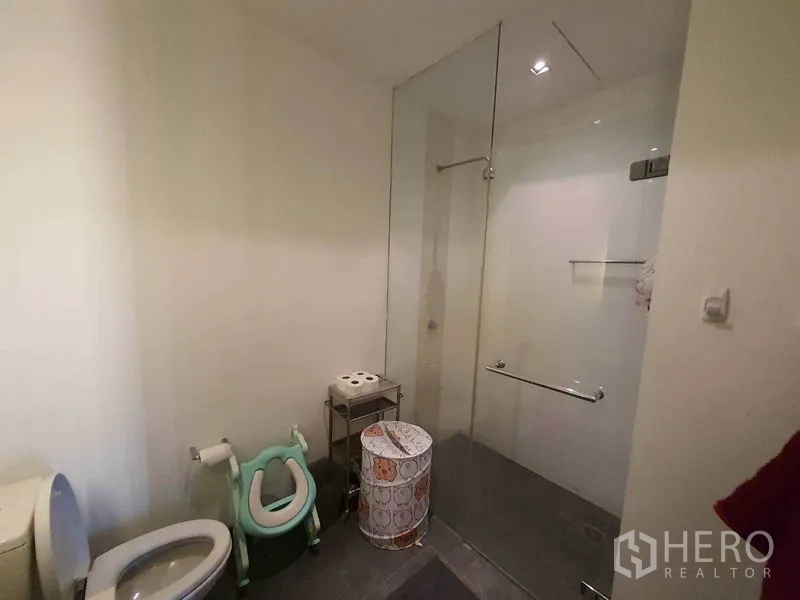 Condominium for rent in Yan Nawa, Bangkok - Second bathroom with walk-in glass shower and toilet.
