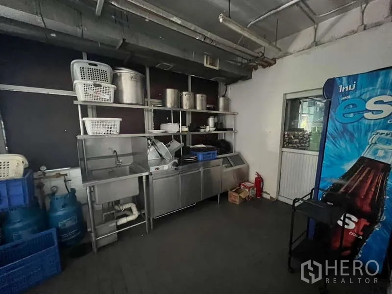 店屋 出租或出售在Khlong Toei, Bangkok - 后勤区配不锈钢水槽、置物架与燃气瓶