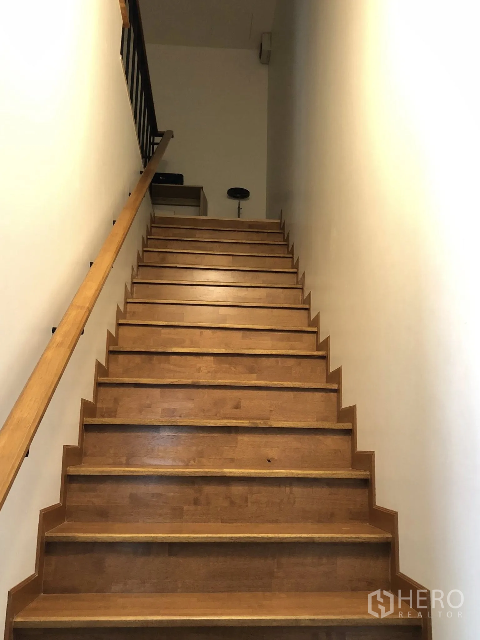 ทาวน์เฮาส์ ขายในPhra Khanong, Bangkok - บันไดไม้กว้างพร้อมราวจับขึ้นสู่ชั้นบน