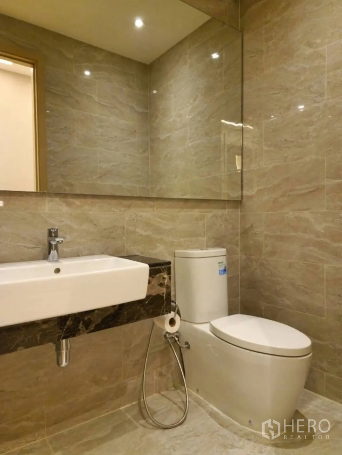 公寓 出租在Din Daeng, Bangkok - 客卫设方形台盆、坐便器与大镜面