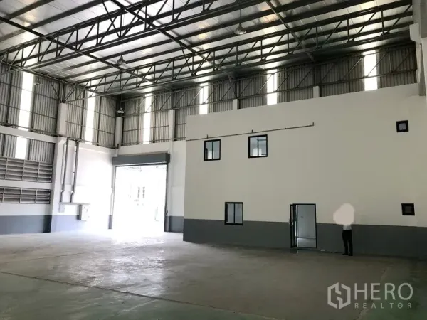 โรงงาน ให้เช่าหรือขายในSamut Prakan - ฮอลล์โกดังแสดงออฟฟิศภายใน 2 ชั้น และประตูม้วนนำเข้า-ส่งออกขนาดใหญ่