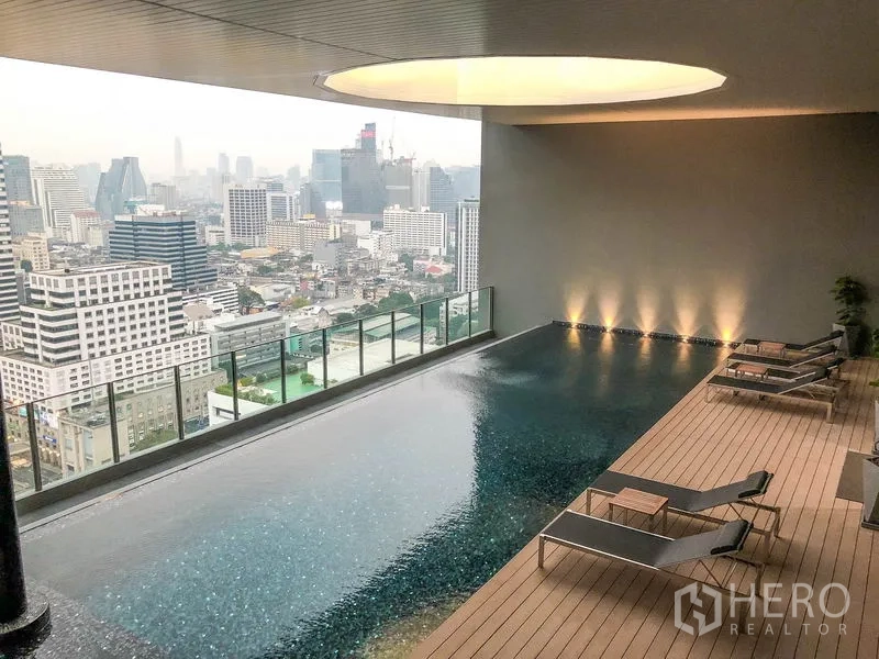 คอนโด ให้เช่าหรือขายในBang Rak, Bangkok - สระว่ายน้ำอินฟินิตี้บนดาดฟ้า พร้อมเตียงอาบแดดและวิวสกายไลน์กรุงเทพฯ