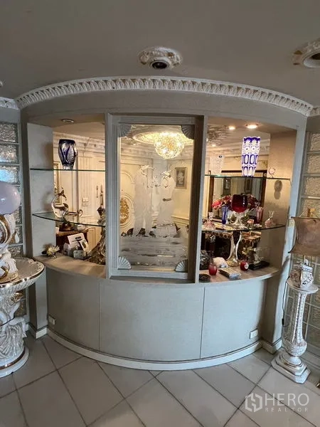 คอนโด ขายในKhlong Toei, Bangkok - ซุ้มโชว์ของโค้งพร้อมกระจกแกะลายและชั้นกระจกจัดวางของสะสม แสงไฟอบอุ่น