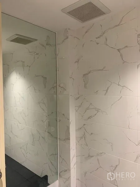 ทาวน์เฮาส์ ให้เช่าในDin Daeng, Bangkok - โซนอาบน้ำกรุกระเบื้องลายหินอ่อนพร้อมฉากกระจกในห้องน้ำโมเดิร์น