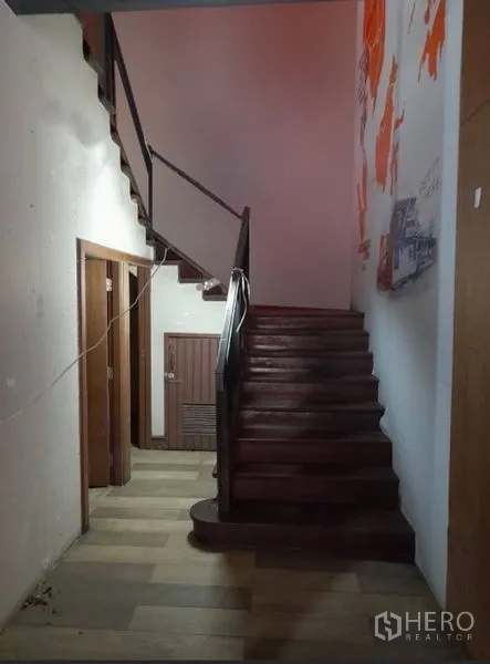 店屋 出租 - 室内走廊与木楼梯，通往楼上及服务间。