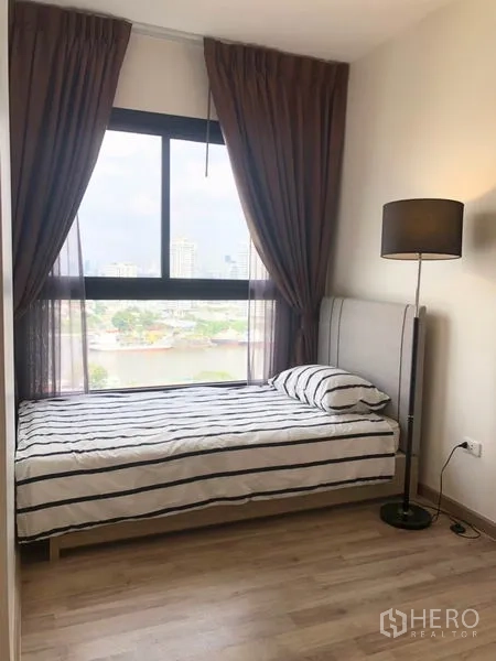 คอนโด ให้เช่าหรือขายในThon Buri, Bangkok - ห้องนอนที่สองเตียงเดี่ยว พื้นไม้ หน้าต่างบานกว้าง