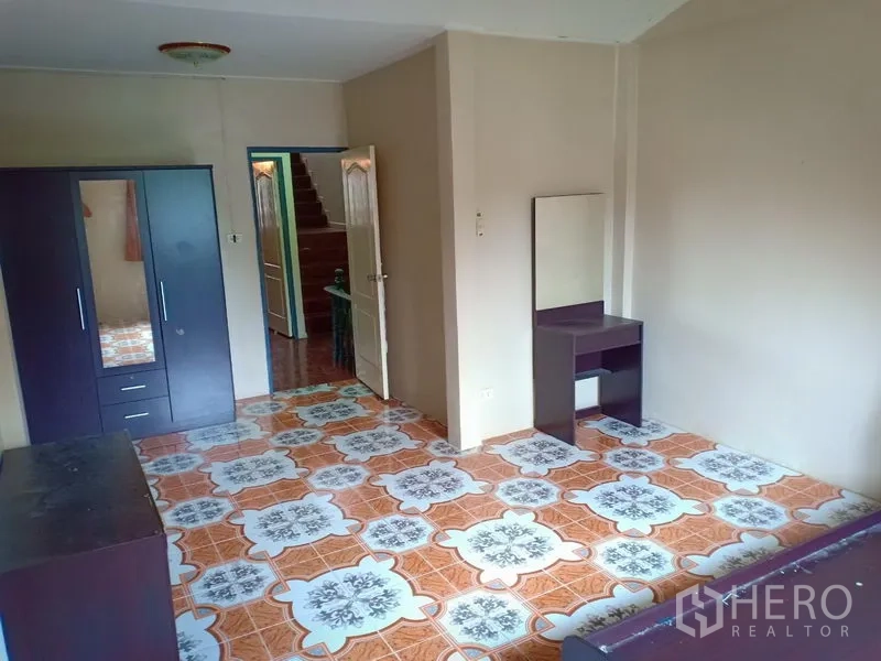 ทาวน์เฮาส์ ให้เช่าในPhra Khanong, Bangkok - ห้องนอนกว้าง พื้นกระเบื้องลาย พร้อมตู้เสื้อผ้าและโต๊ะเครื่องแป้ง