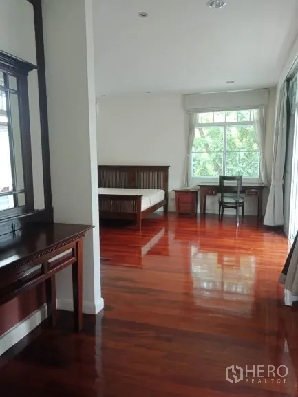 บ้าน ให้เช่าในBang Rak, Bangkok - ห้องสวีทพร้อมโต๊ะเครื่องแป้ง มุมทำงาน และพื้นไม้เงาสวย