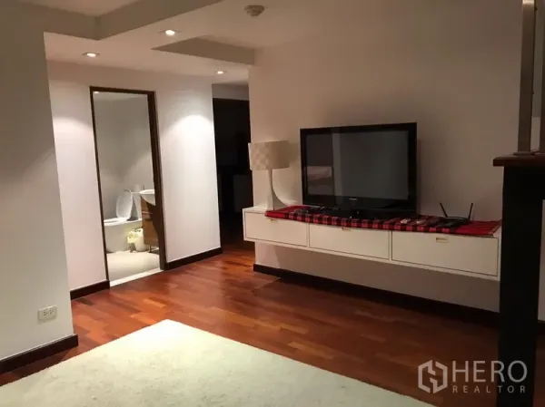 คอนโด ให้เช่าในWatthana, Bangkok - ผนังทีวีพร้อมตู้ลอย ไฟฝังฝ้า และประตูทางเข้าห้องน้ำ