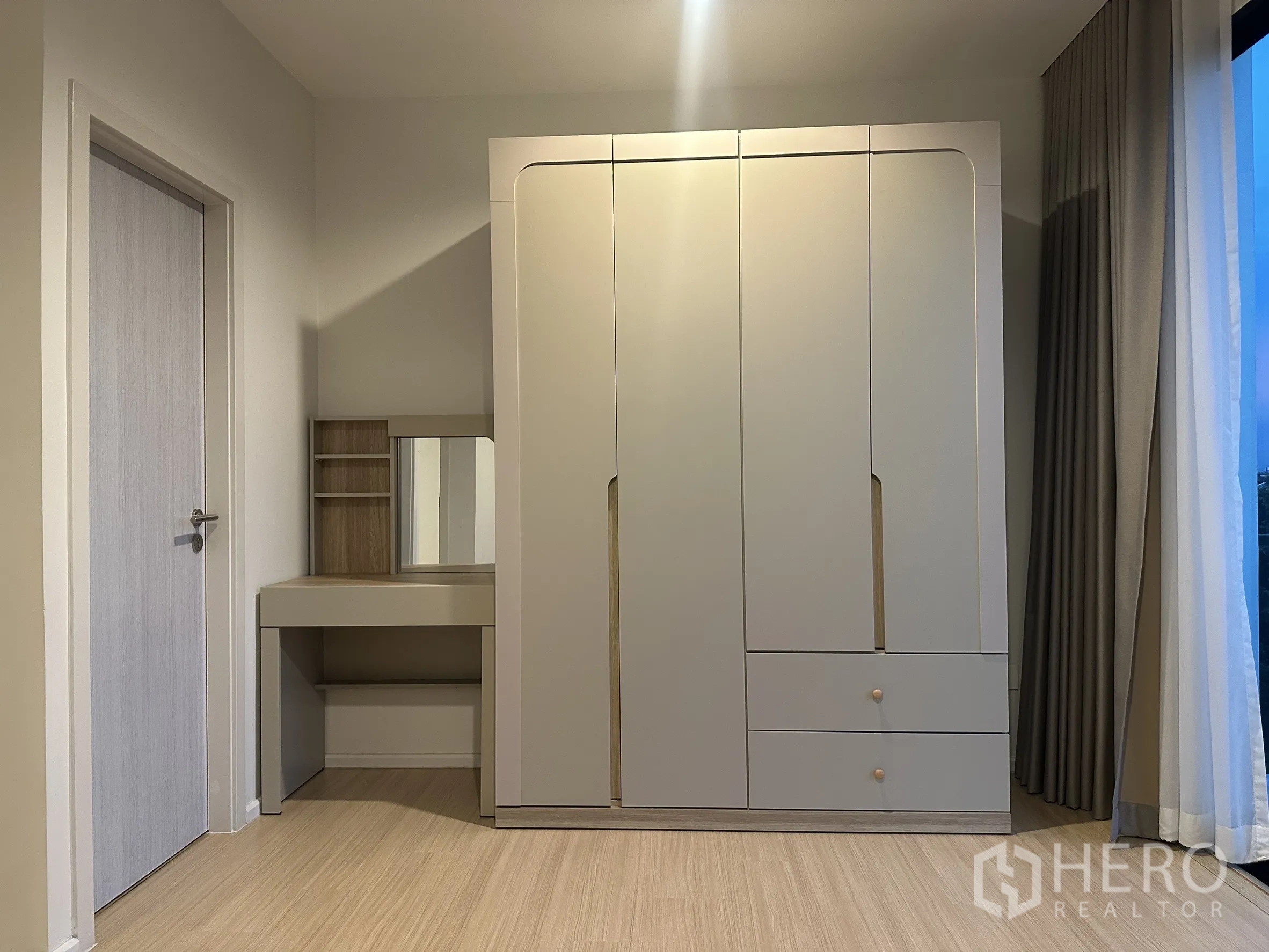 Townhouse for rent in Suan Luang, Bangkok - Close-up of built-in wardrobe and dressing table in neutral tones.