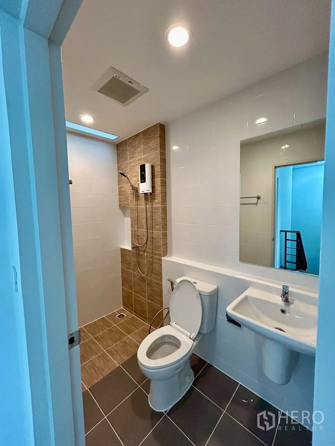 Townhouse for rent in Bang Phli, Samut Prakan - Bathroom with walk-in shower, water heater, toilet and sink.