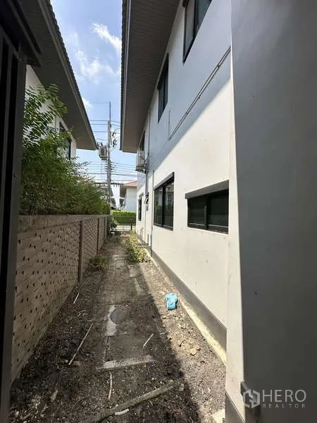 บ้าน ขายในLam Luk Ka, Pathum Thani - ทางบริการแคบระหว่างตัวบ้านกับกำแพง