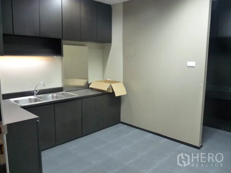 สำนักงาน ให้เช่าในWatthana, Bangkok - แพนทรีสมัยใหม่ อ่างล้างจานคู่ ตู้บิวท์อินสีเข้ม และพื้นกระเบื้องสีเทา