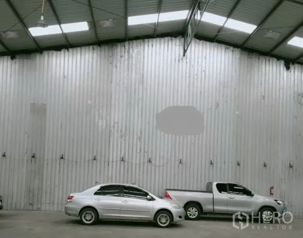 คลังสินค้า ให้เช่าในKhlong Luang, Pathum Thani - ภายในโกดังเพดานสูง ผนังเมทัลชีท มีช่องแสงสกายไลท์ และที่จอดรถบนพื้นคอนกรีตเรียบ