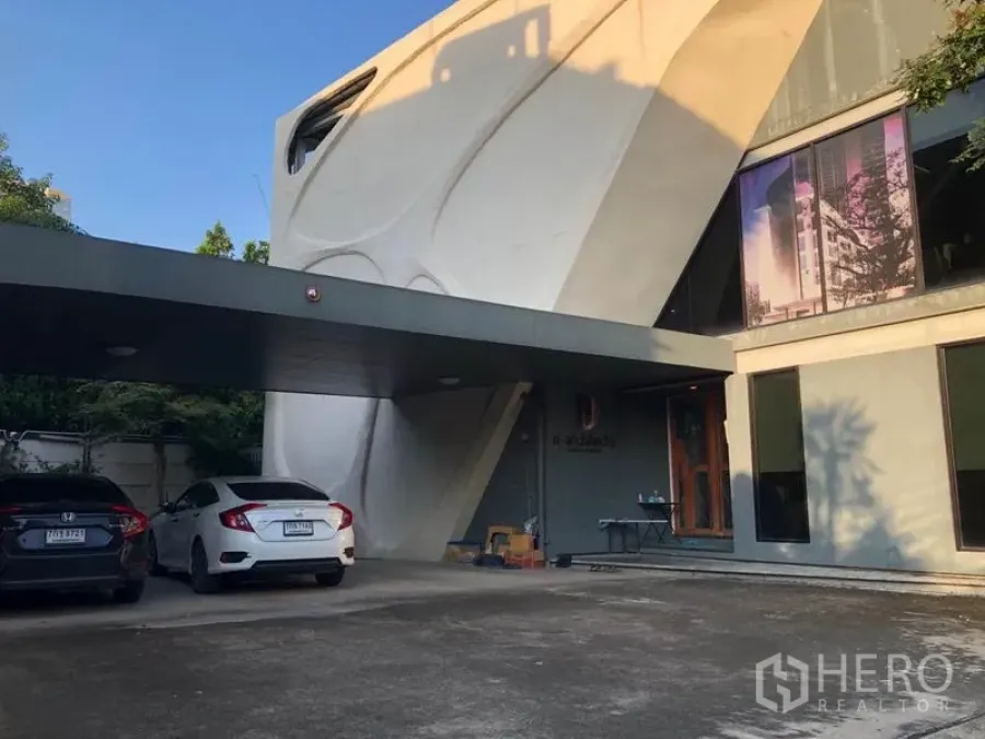 Office Space for rent in Khlong Toei, Bangkok - Sculptural modern office exterior with covered carport and parking.
