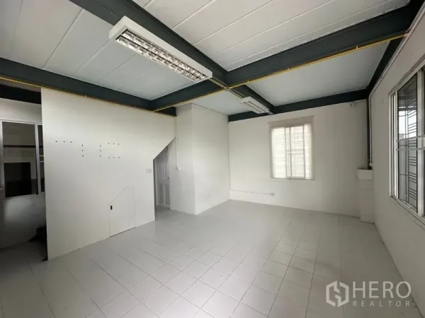 工厂 出租在Bang Bua Thong, Nonthaburi - 二楼办公室采光好，瓷砖地、日光灯和窗户，并与楼梯相连。