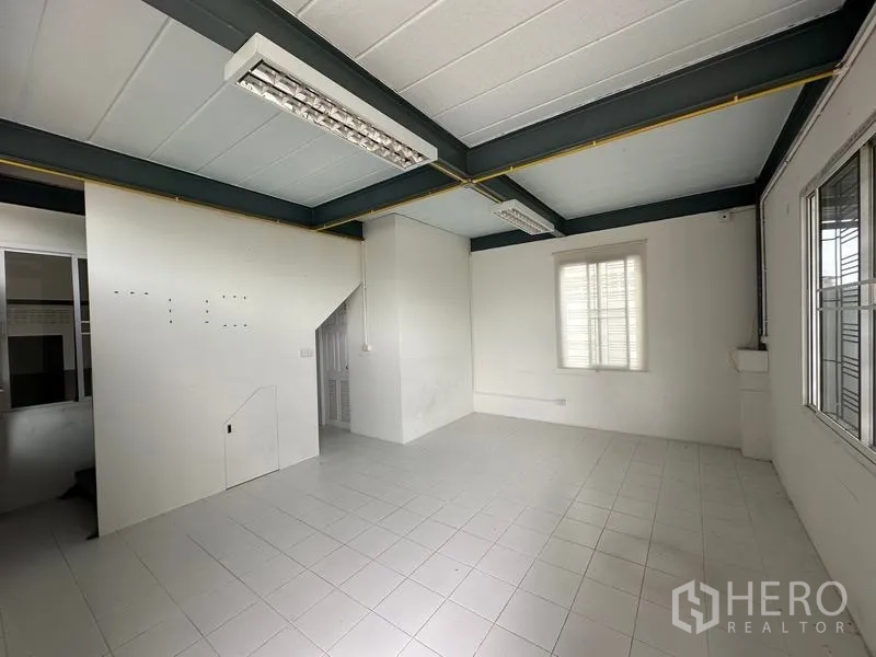 工厂 出租在Bang Bua Thong, Nonthaburi - 二楼办公室采光好，瓷砖地、日光灯和窗户，并与楼梯相连。