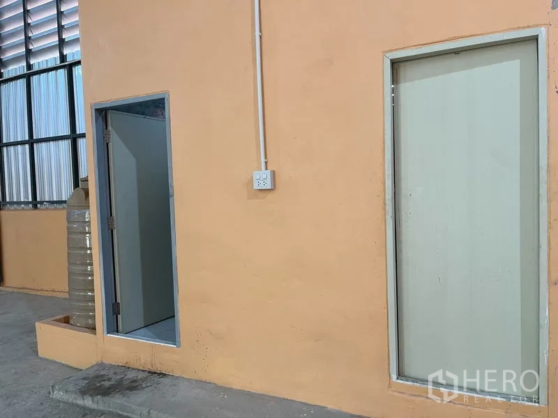 Warehouse for rent in Din Daeng, Bangkok - Internal utility block with two doors for office or storage and an electrical outlet.