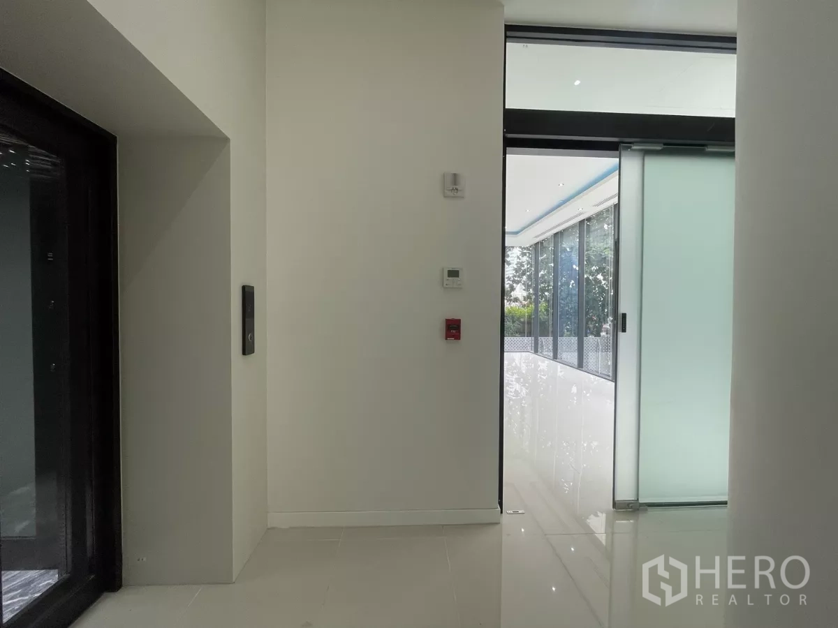 零售空间 出租 - 电梯厅，配磨砂滑门、温控与消防报警。