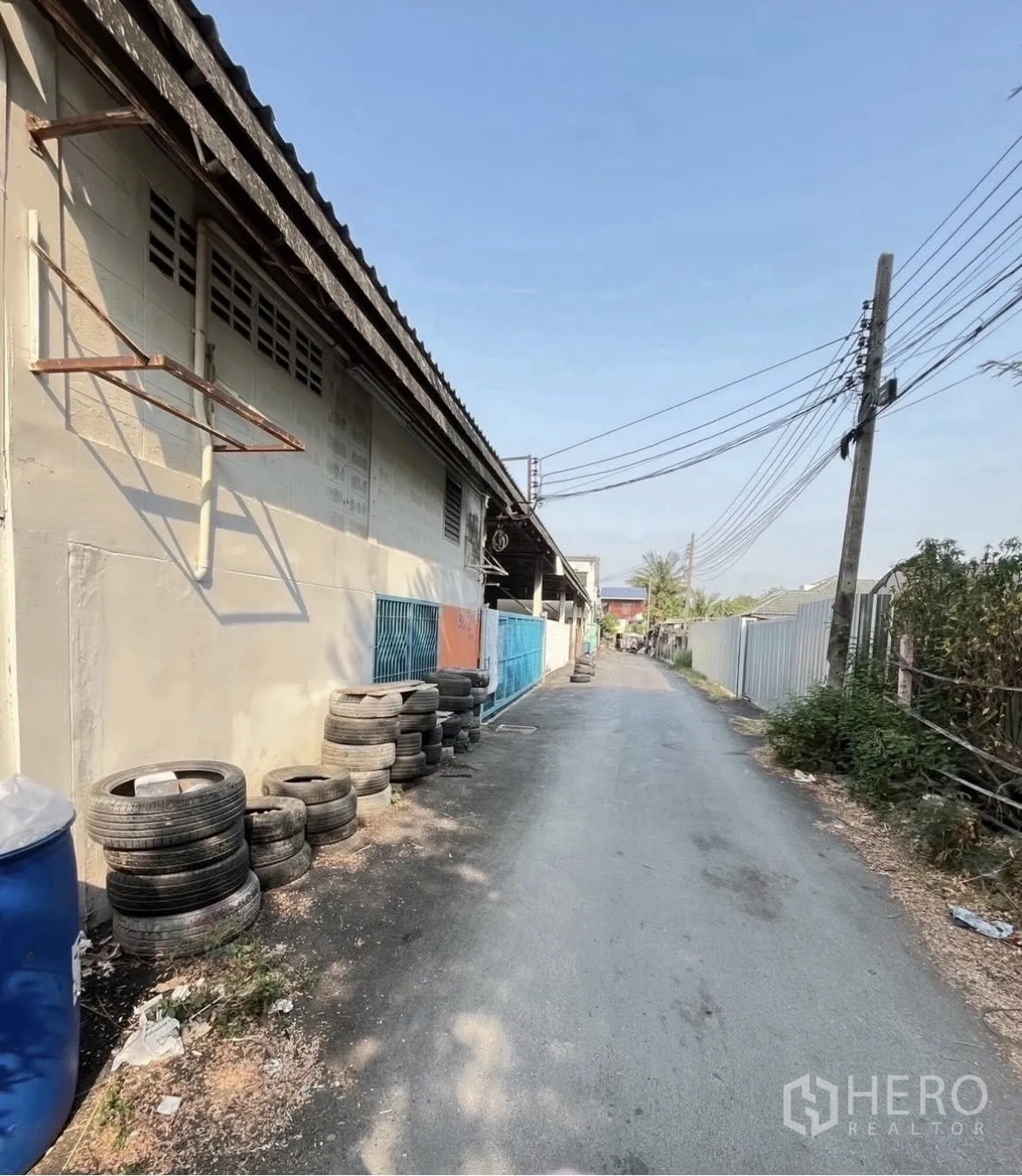 仓库 for rent in Chatuchak, Bangkok - 仓库内部长景，展示大面积混凝土地面与屋顶梁架。