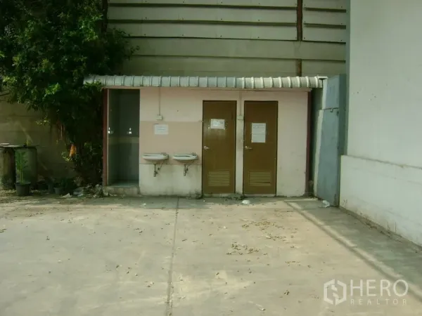 คลังสินค้า ให้เช่าในMueang Samut Sakhon, Samut Sakhon - อาคารห้องน้ำพนักงานด้านนอก มีอ่างล้างมือ ติดกับลานคอนกรีตของโกดัง