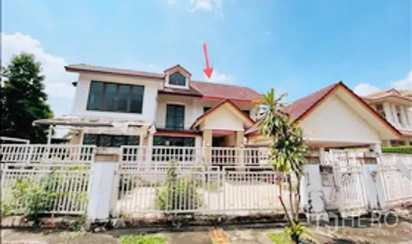 独立式住宅 出售在Khan Na Yao, Bangkok - 两层独栋别墅外观，红色斜屋顶与白色围栏及车道