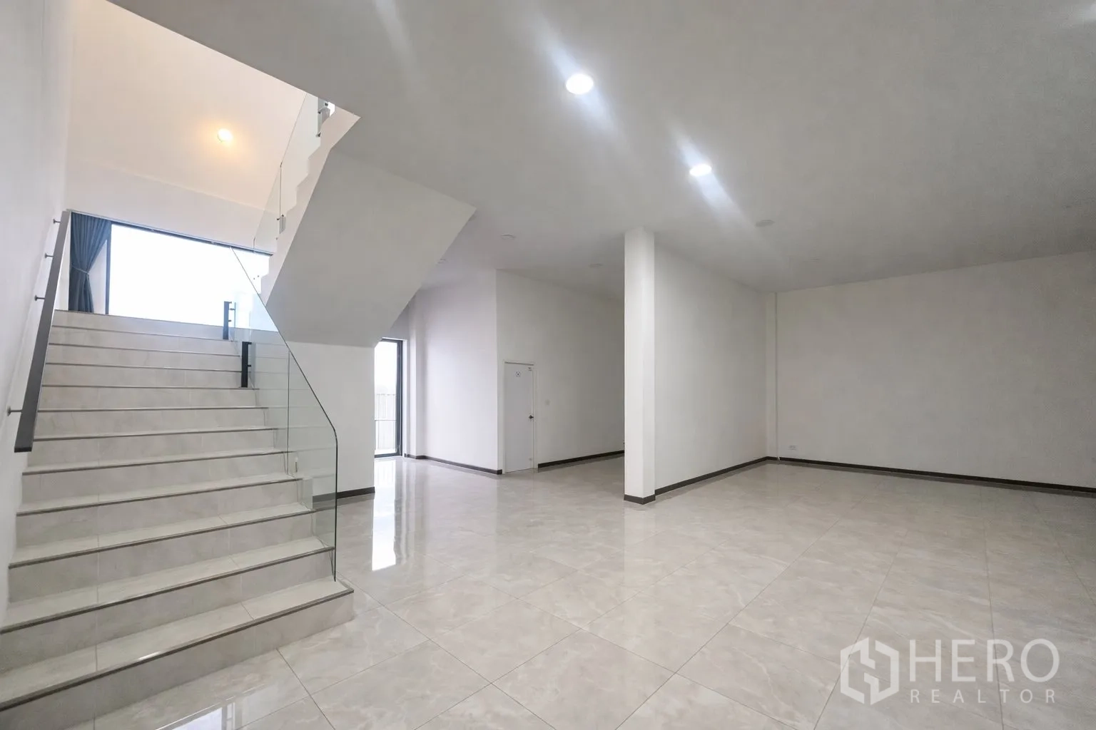 โรงงาน for rent in Krathum Baen, Samut Sakhon - โถงต้อนรับกว้าง บันไดราวกระจก พื้นกระเบื้องแผ่นใหญ่