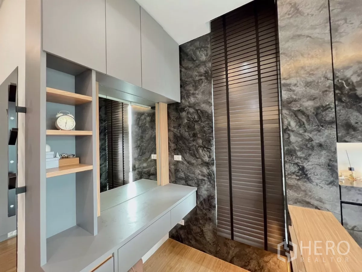 独立式住宅 出租或出售在Khlong Luang, Pathum Thani - 卧室梳妆区，灰色柜体与深色百叶