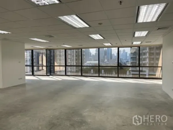 สำนักงาน ให้เช่าในRatchathewi, Bangkok - พื้นที่สำนักงานกว้าง หันสู่ผนังกระจกเต็มบาน เห็นวิวสกายไลน์ พร้อมไฟเพดาน ในราชเทวี