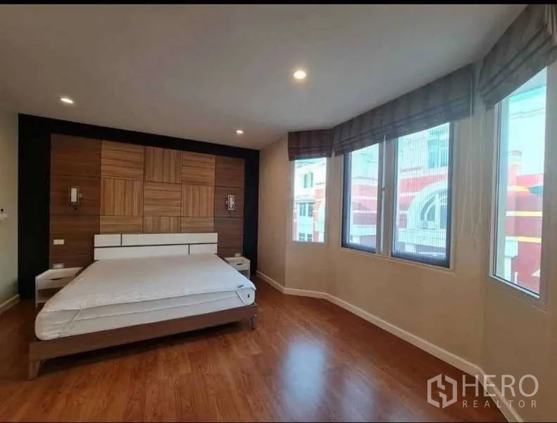 ทาวน์เฮาส์ ให้เช่าในPhra Khanong, Bangkok - ห้องนอนมุมบ้าน หน้าต่างบานใหญ่ ผนังหัวเตียงลายไม้ พื้นไม้