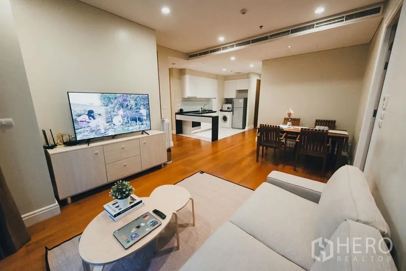 คอนโด ให้เช่าในKhlong Toei, Bangkok - พื้นที่นั่งเล่น รับประทานอาหาร และครัวแบบโอเพ่นแปลน พร้อมโซฟา ทีวี และชุดโต๊ะอาหาร