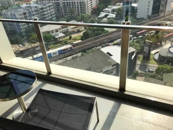 คอนโด ให้เช่าในWatthana, Bangkok - ระเบียงส่วนตัวราวกระจก พร้อมโต๊ะเก้าอี้ มองเห็นวิวเมืองและแนวรถไฟฟ้า BTS ทองหล่อ
