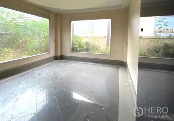 คลังสินค้า ให้เช่าหรือขายในMueang Samut Sakhon, Samut Sakhon - ห้องชั้นล่างหน้าต่างบานใหญ่ พื้นกระเบื้องสีเทา มองเห็นสวนด้านนอก