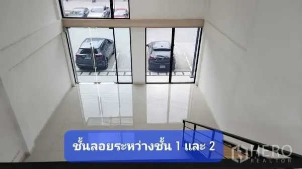 ทาวน์เฮาส์ ให้เช่าในBueng Kum, Bangkok - โถงหน้าบ้านเพดานสูงแบบดับเบิลวอลุ่ม มองเห็นกระจกเต็มบานและที่จอดรถจากชั้นลอย