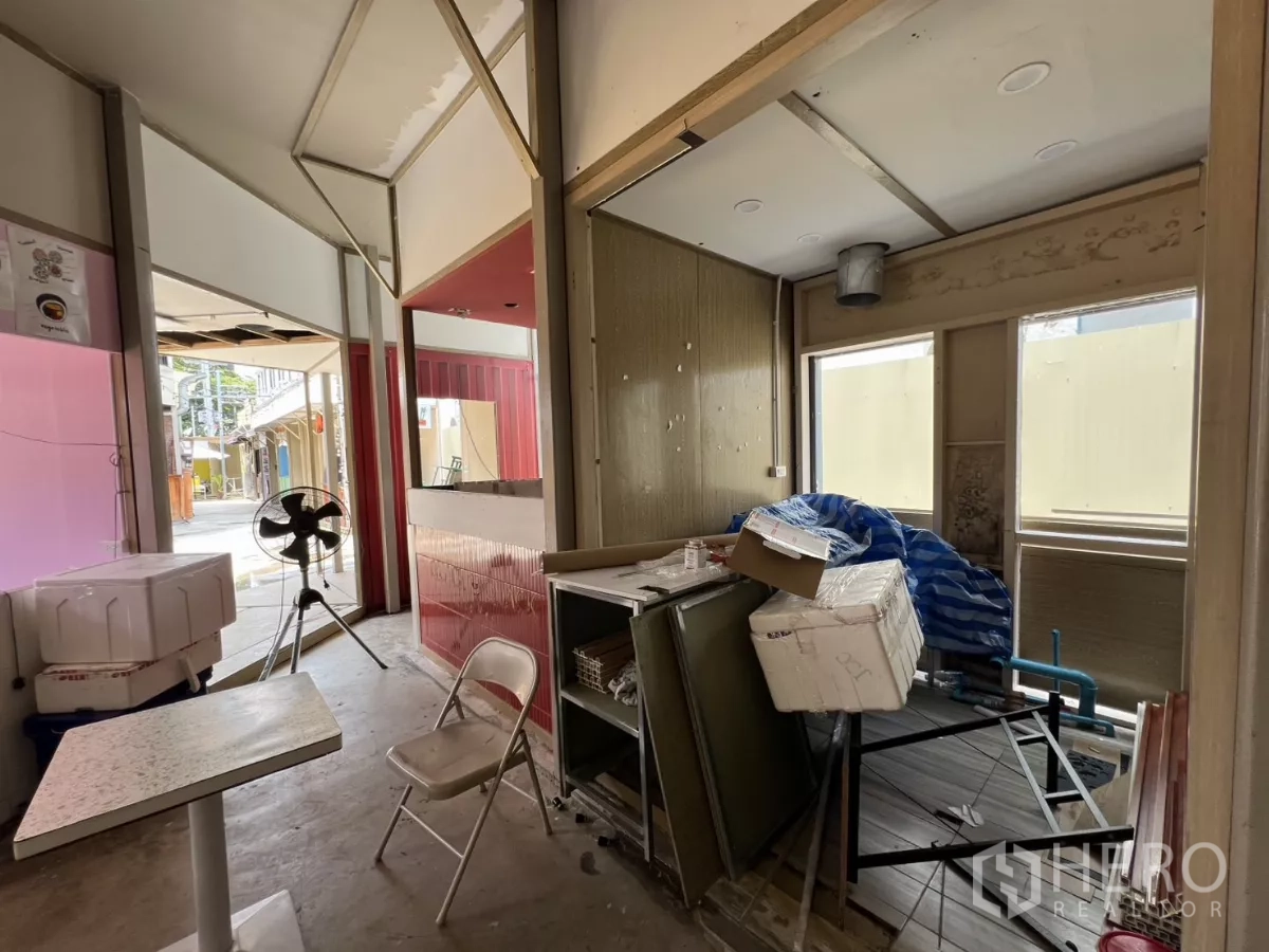 พื้นที่ขายปลีก ให้เช่าในKhlong Toei, Bangkok - โซนร้านค้ายังไม่เสร็จพร้อมหน้าต่างและเคาน์เตอร์ มองเห็นหน้าร้านหลากสีด้านนอก.