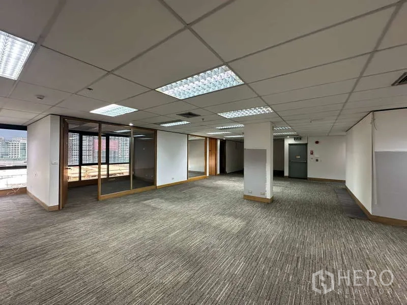 Office Space for rent in Khlong Toei, Bangkok - Open office area with glass meeting rooms and panoramic windows over Bangkok.
